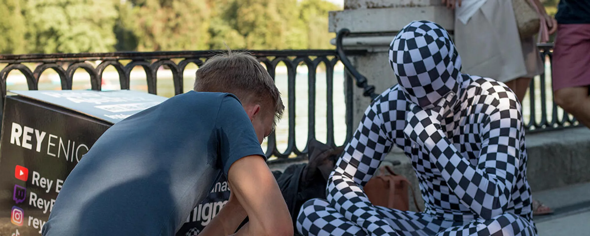El llamado Rey Enigma juega al ajedrez en el parque de El Retiro de Madrid El llamado Rey Enigma juega al ajedrez en el parque de El Retiro de Madrid - Sputnik Mundo, 1920, 10.07.2021