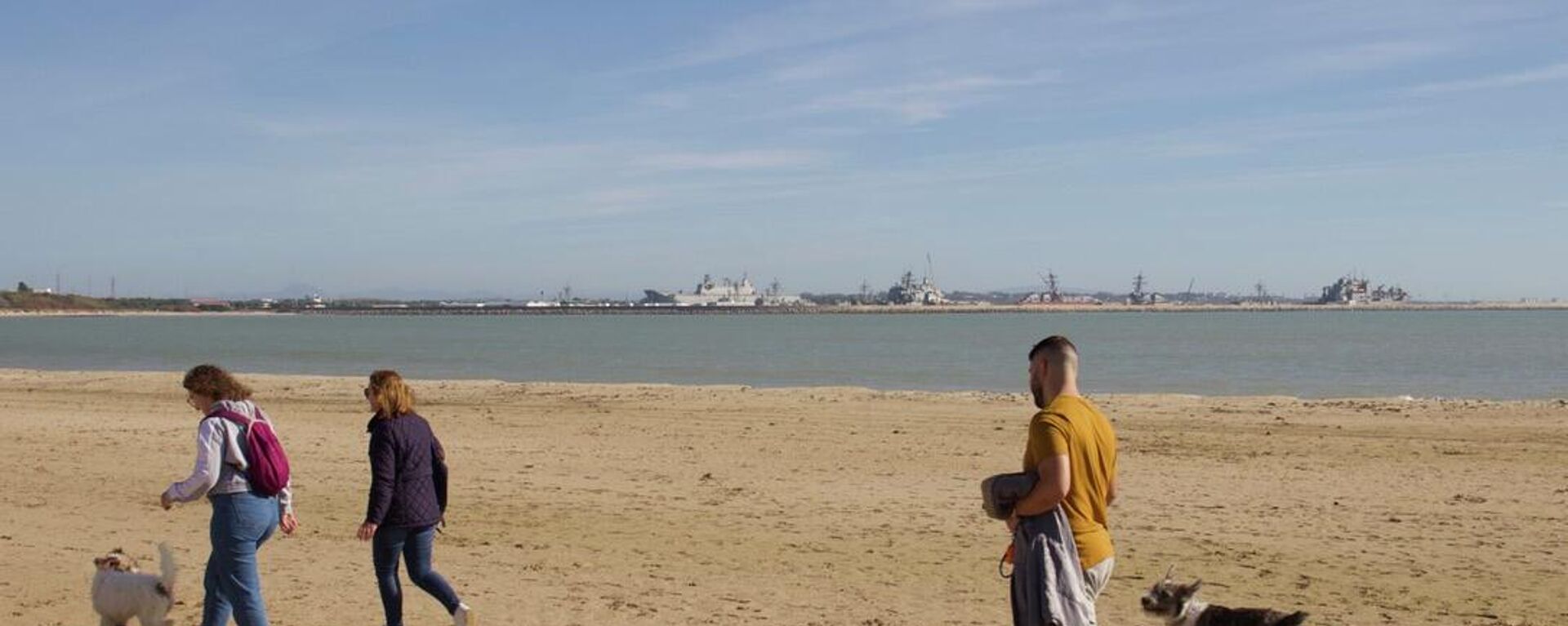 Playa de Rota con los destructores estadounidenses al fondo - Sputnik Mundo, 1920, 05.07.2021