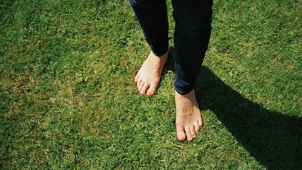Una persona camina sin zapatos - Sputnik Mundo