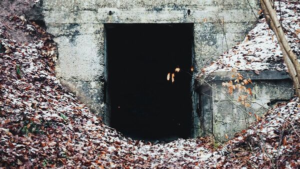 La entrada de un búnker (imagen ilustrativa) - Sputnik Mundo