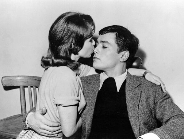 La actriz Françoise Arnoul y el actor Alain Delon se dan un beso durante el rodaje de la película Way of youth dirigida por Michel Boisrond en Billancourt Studios en París, 1959. - Sputnik Mundo