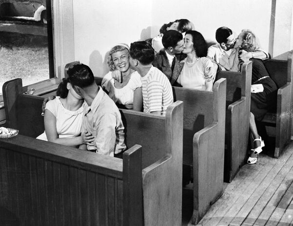 Varias parejas celebran una boda comunitaria en Las Vegas (Nevada, EEUU), también conocida como la capital mundial de las bodas por la facilidad y el bajo precio para casarse, 1950. - Sputnik Mundo