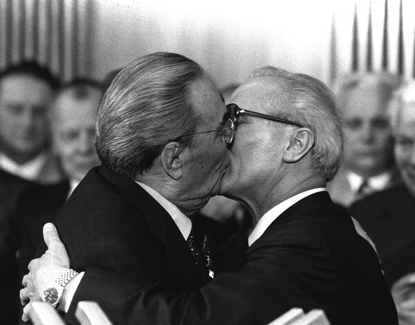 Otro beso histórico sucedió entre el primer secretario del Comité Central del Partido Comunista de la Unión Soviética Leonid Brézhnev y el secretario general del Partido Socialista Unificado de Alemania Erich Honecker, en Berlín en 1979. La historia detrás de este beso, aparentemente escandaloso, en su tiempo se explicó que era un símbolo amistoso que representaba la alianza y el hermanamiento entre dos líderes comunistas. Actualmente, este beso está inmortalizado en un enorme grafiti en la capital alemana como símbolo de una época pasada. - Sputnik Mundo