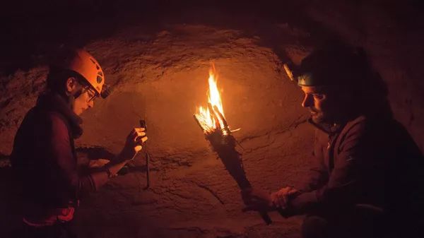 Investigadores españoles recreando el fuego dentro de una cueva - Sputnik Mundo