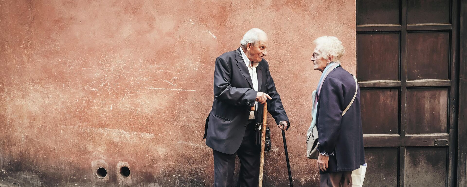 Unas personas mayores en una calle - Sputnik Mundo, 1920, 16.10.2021