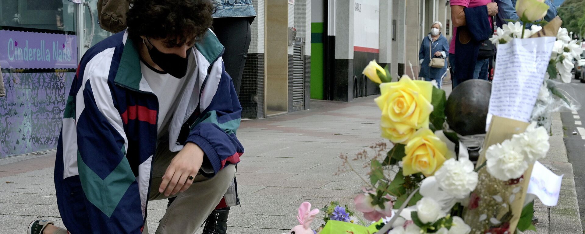 Altar en la acera donde fue golpeado Samuel, el joven asesinado en A Coruña Altar en la acera donde fue golpeado Samuel, el joven asesinado en A Coruña - Sputnik Mundo, 1920, 06.07.2021