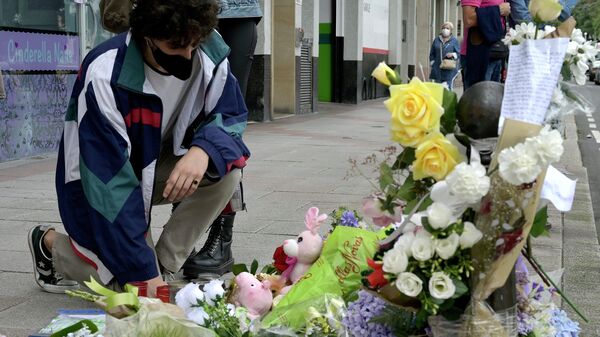 Altar en la acera donde fue golpeado Samuel, el joven asesinado en A Coruña - Sputnik Mundo