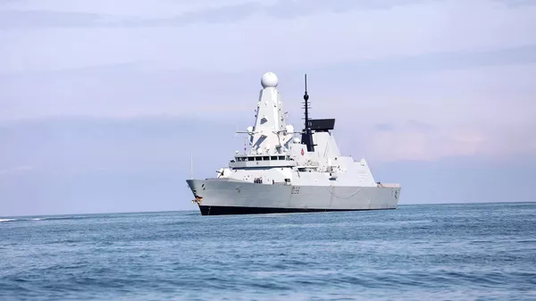 El buque británico HMS Defender - Sputnik Mundo
