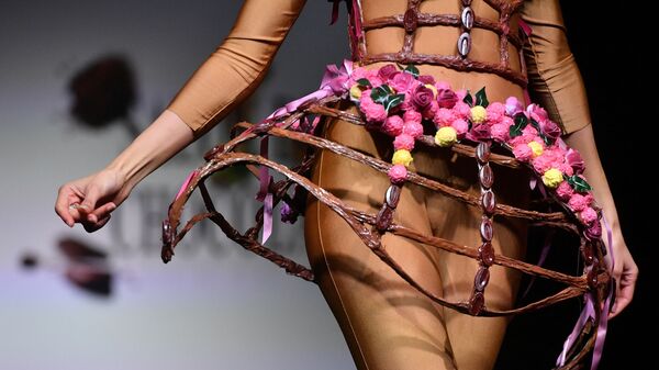 Модель в платье из шоколада на показе в рамках 6-й шоколадной ярмарки в Брюсселе в 2019 году - Sputnik Mundo