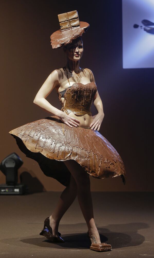 Una modelo desfila con un atuendo de chocolate hecho por la diseñadora Emmie Wang y el chef Giancarlo Cortinovis en la feria del chocolate de Milán (Italia), 2017. - Sputnik Mundo