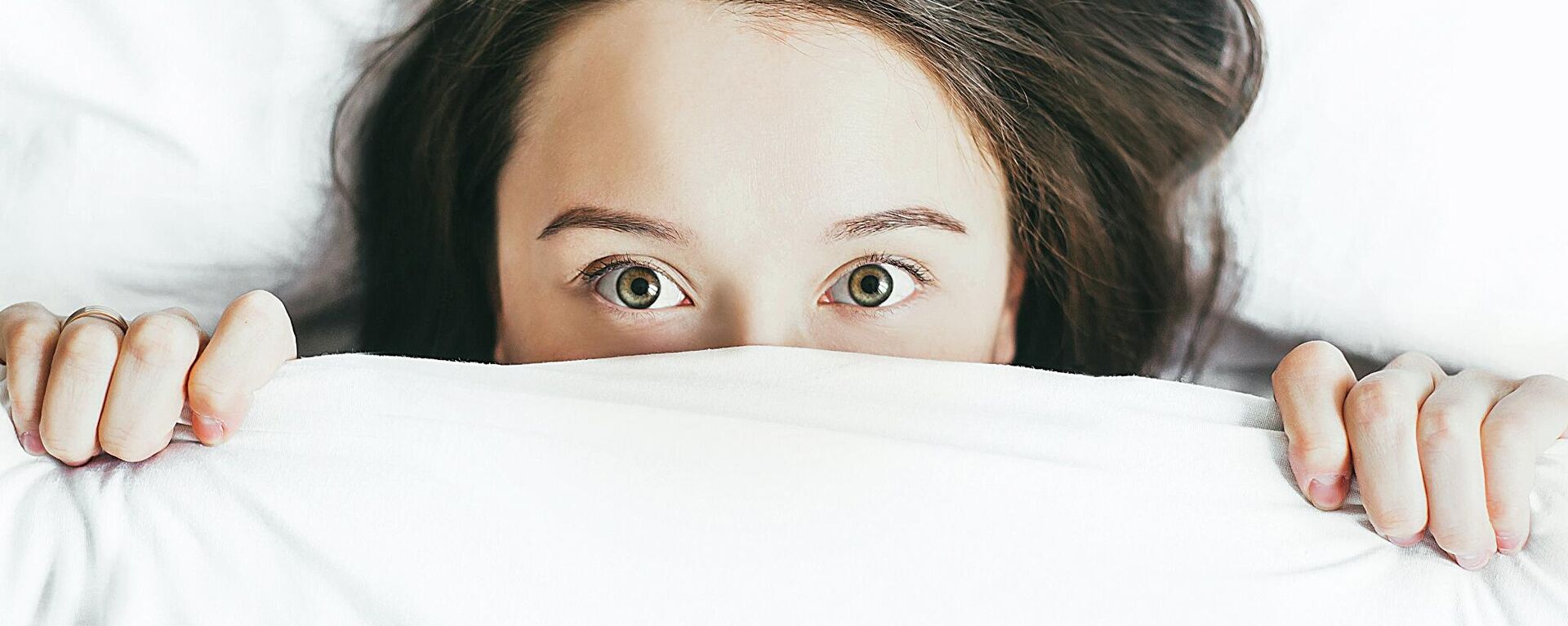 Una mujer debajo de unas sábanas - Sputnik Mundo, 1920, 07.07.2021