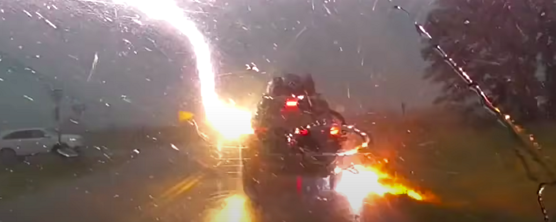Un automóvil con 5 personas adentro es golpeado por rayos en una carretera Un automóvil con 5 personas adentro es golpeado por rayos en una carretera - Sputnik Mundo, 1920, 07.07.2021