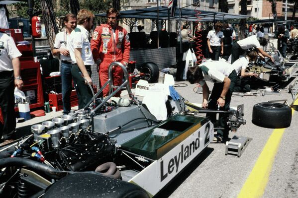 Carlos Reutemann junto a un modelo Williams FW07C durante las pruebas de la 39º edición del Gran Premio de Mónaco. Mónaco, 28 de mayo de 1981. - Sputnik Mundo