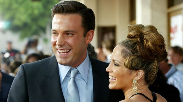 JLo junto a Ben Affleck en 2003 - Sputnik Mundo