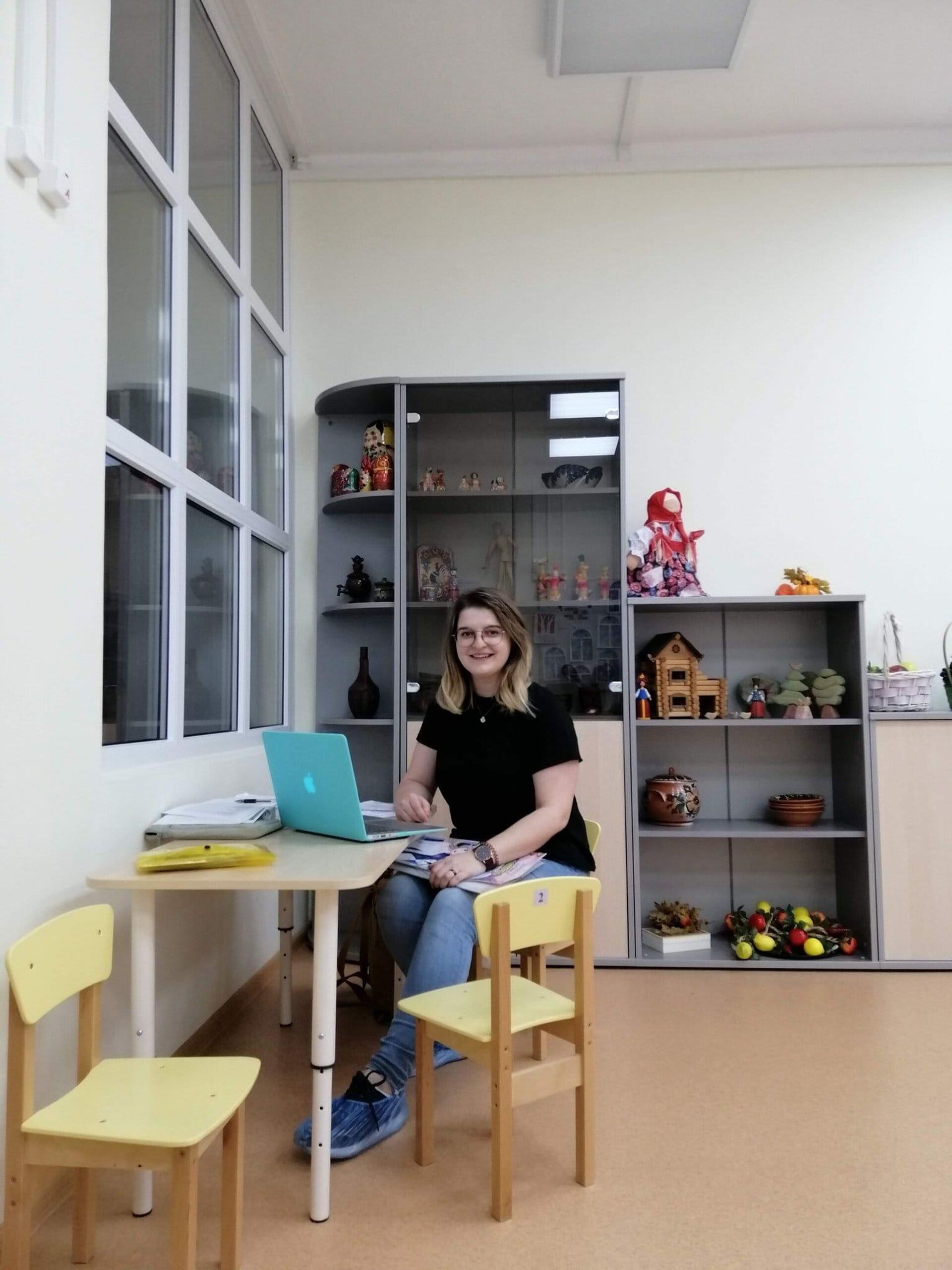 Anastasiia Ogneva en el colegio ruso después de terminar las pruebas con los niños - Sputnik Mundo, 1920, 08.07.2021