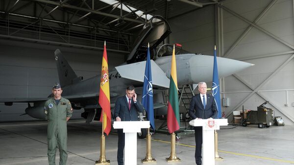 Conferencia de prensa del presidente de España, Pedro Sánchez, en base áerea de Lituania - Sputnik Mundo