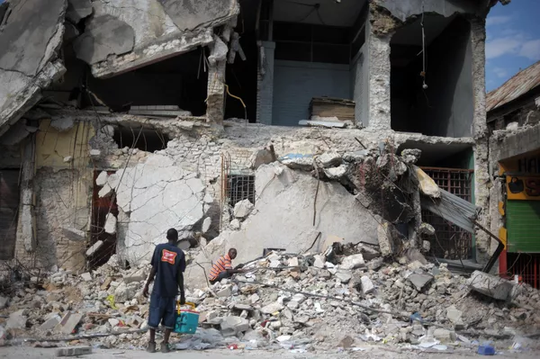Haitianos buscan entre los escombros de un edificio derruido por el terremoto de magnitud 7,0 en la escala de Richter que se registró el 12 de enero de 2010, con epicentro a 15 kilómetros de la capital, Puerto Príncipe. Murieron más de 316.000 personas, hubo más de 350.000 heridos y cerca de 1,5 millones de personas quedaron sin hogar. Haitianos buscan entre los escombros de un edificio derruido por el terremoto de magnitud 7,0 en la escala de Richter que se registró el 12 de enero de 2010, con epicentro a 15 kilómetros de la capital, Puerto Príncipe. Murieron más de 316.000 personas, hubo más de 350.000 heridos y cerca de 1,5 millones de personas quedaron sin hogar. - Sputnik Mundo