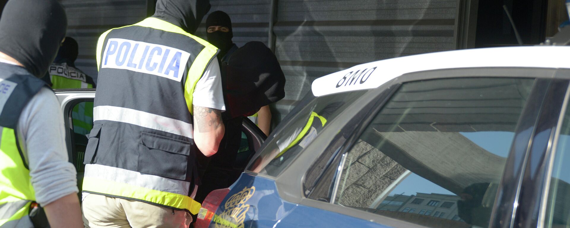 Un agente lleva arrestado a uno de los acusados para declarar como presunto autor de la paliza que causó la muerte a Samuel Luiz en A Coruña - Sputnik Mundo, 1920, 09.07.2021