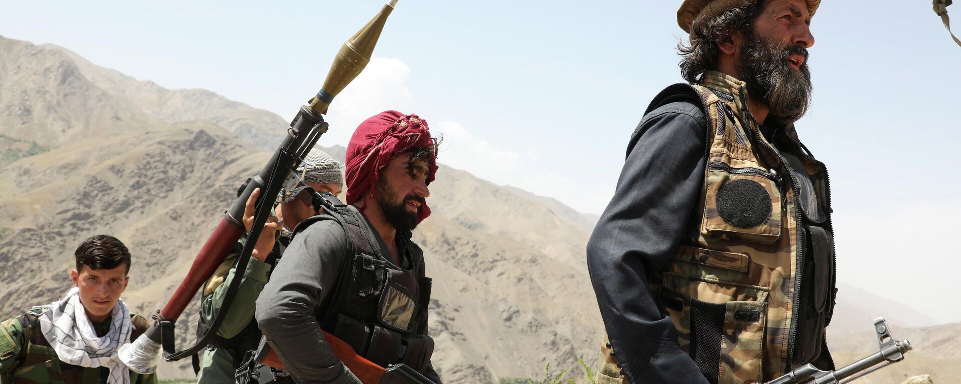 Hombres armados que están en contra de los talibanes caminan por el territorio de su puesto de control en el distrito de Ghorband, provincia de Parwan, Afganistán, el 29 de junio de 2021.  - Sputnik Mundo, 1920, 10.07.2021