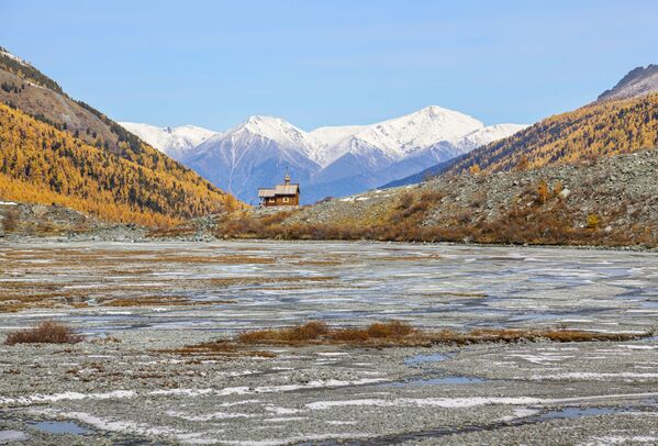 La foto La isla de la esperanza, de Iván Lukasevich, muestra una capilla construida frente al punto más alto del monte Beluja (4.509 metros) en memoria de los alpinistas, turistas y socorristas que nunca regresaron de las montañas. - Sputnik Mundo