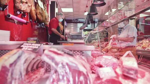 Hombre comprando en una carnicería - Sputnik Mundo
