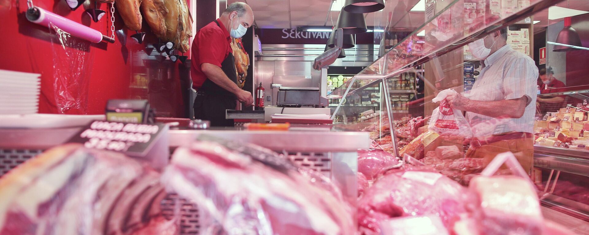 Hombre comprando en una carnicería - Sputnik Mundo, 1920, 10.07.2021