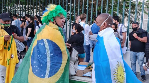 Brasileños y argentinos hacen cola a las puertas del estadio de Maracaná - Sputnik Mundo