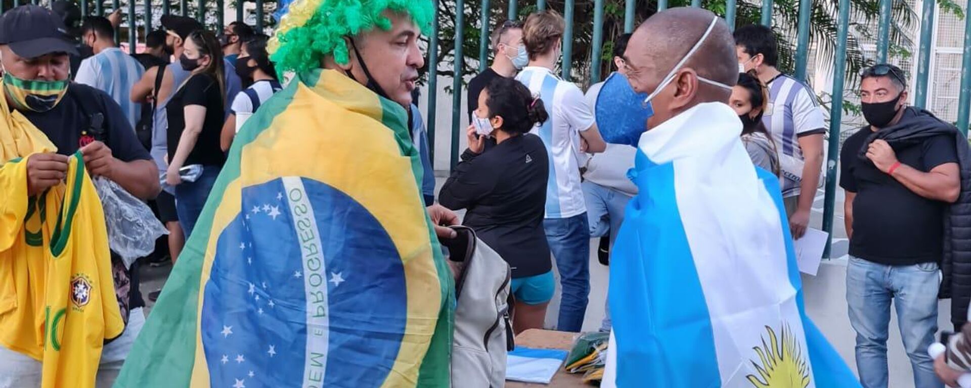 Brasileños y argentinos hacen cola a las puertas del estadio de Maracaná - Sputnik Mundo, 1920, 10.07.2021