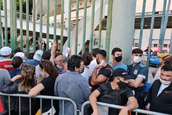 Brasileños y argentinos hacen cola a las puertas del estadio de Maracaná - Sputnik Mundo