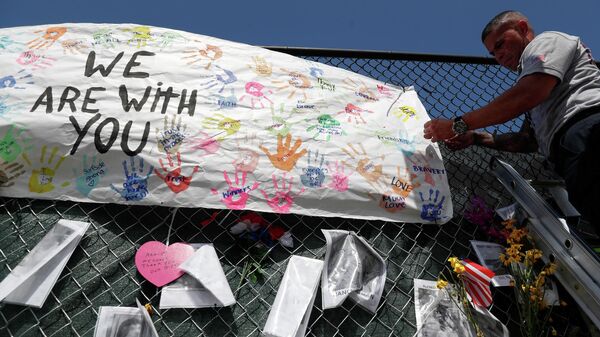 Un memorial improvisado para las víctimas del colapso del edificio Champlain Towers South en Miami, Florida (EEUU), el 8 de julio de 2021 - Sputnik Mundo