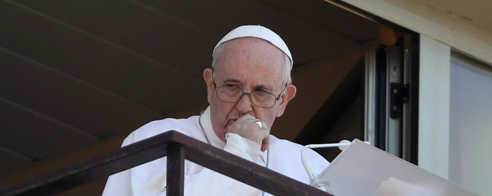 El papa Francisco dirige la oración del Ángelus desde un balcón del Hospital Gemelli, en Roma, Italia, el 11 de julio de 2021 El papa Francisco dirige la oración del Ángelus desde un balcón del Hospital Gemelli, en Roma, Italia, el 11 de julio de 2021 - Sputnik Mundo, 1920, 11.07.2021