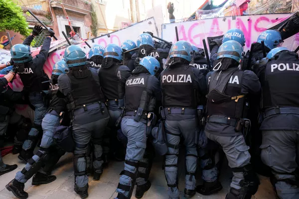 Manifestantes chocan con agentes de Policía durante una protesta contra los ministros de Finanzas de los países del grupo G20, Venecia (Italia), el 10 de julio de 2021 Manifestantes chocan con agentes de Policía durante una protesta contra los ministros de Finanzas de los países del grupo G20, Venecia (Italia), el 10 de julio de 2021 - Sputnik Mundo