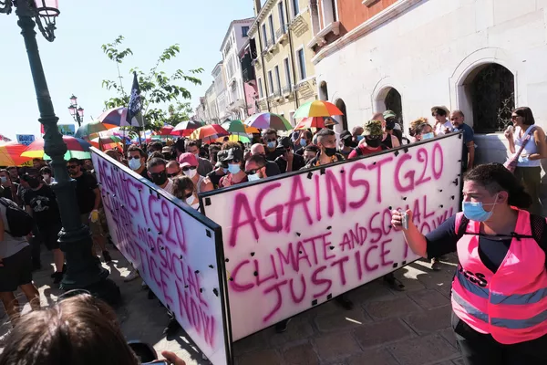 Manifestantes protestan contra los ministros de Finanzas de los países del grupo G20 y sus medidas políticas, Venecia (Italia), el 10 de julio de 2021 Manifestantes protestan contra los ministros de Finanzas de los países del grupo G20 y sus medidas políticas, Venecia (Italia), el 10 de julio de 2021 - Sputnik Mundo