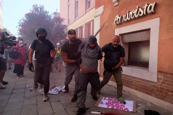 Un manifestante es detenido por agentes de Policía vestidos de civil durante una protesta contra los ministros de Finanzas de los países del G20, en Venecia (Italia), el 10 de julio de 2021 Un manifestante es detenido por agentes de Policía vestidos de civil durante una protesta contra los ministros de Finanzas de los países del G20, en Venecia (Italia), el 10 de julio de 2021 - Sputnik Mundo