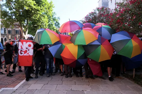 Manifestantes sostienen paraguas de arcoiris mientras protestan contra los ministros de Finanzas de los países del G20 y sus medidas políticas, en Venecia (Italia), el 10 de julio de 2021 Manifestantes sostienen paraguas de arcoiris mientras protestan contra los ministros de Finanzas de los países del G20 y sus medidas políticas, en Venecia (Italia), el 10 de julio de 2021 - Sputnik Mundo