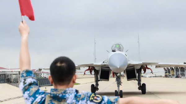Un J-15 Flying Shark de la Armada del Ejército Popular de Liberación de China - Sputnik Mundo