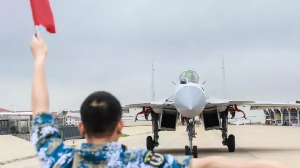 Un J-15 Flying Shark de la Armada del Ejército Popular de Liberación de China - Sputnik Mundo
