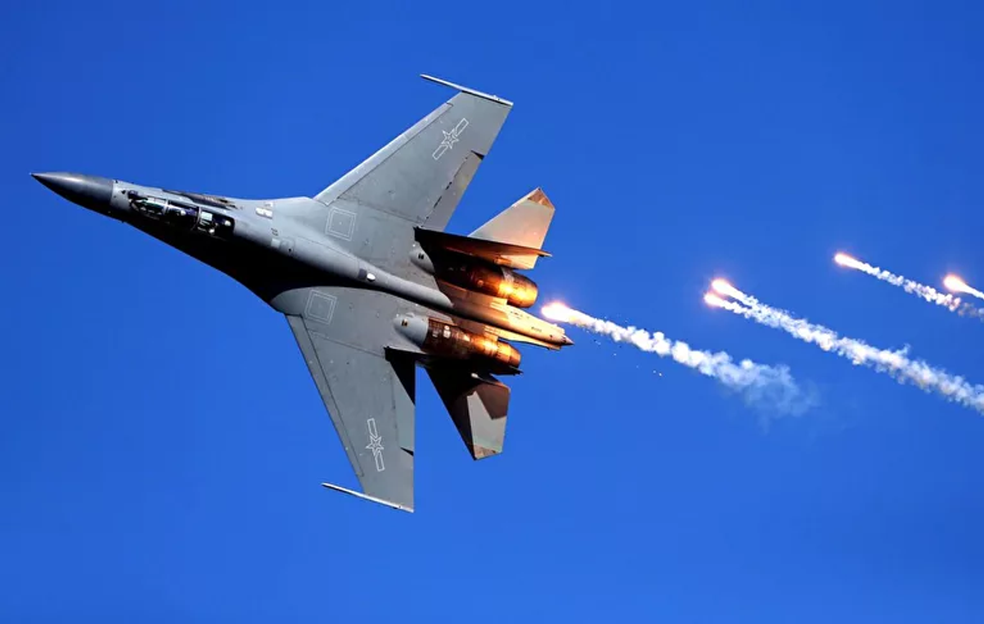 Un avión de ataque Shenyang J-16 actúa durante las celebraciones del 70 aniversario de la fundación de la Fuerza Aérea del Ejército Popular de Liberación de China el 12 de noviembre de 2019. - Sputnik Mundo, 1920, 12.07.2021