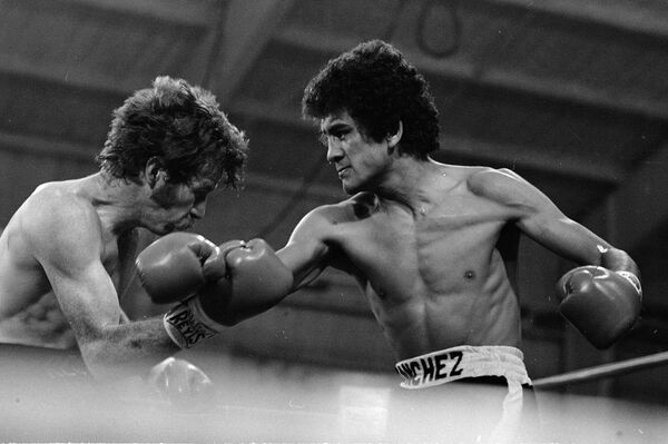 Salvador Sanchez (dcha.), boxeador mexicanos y campeón mundial de peso pluma del Consejo Mundial de Boxeo (CMB) - Sputnik Mundo