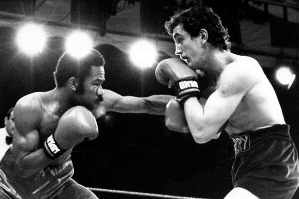 Eusebio Pedroza (izda.), boxeador panameño y campeón mundial de peso pluma de la Asociación Mundial de Boxeo (AMB) - Sputnik Mundo