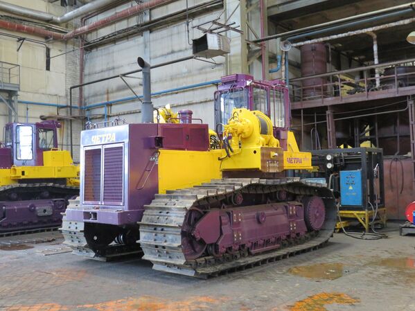 El tiendetubos pesado TG511 recibe piezas adicionales en el taller de reequipamiento de Chetra. - Sputnik Mundo