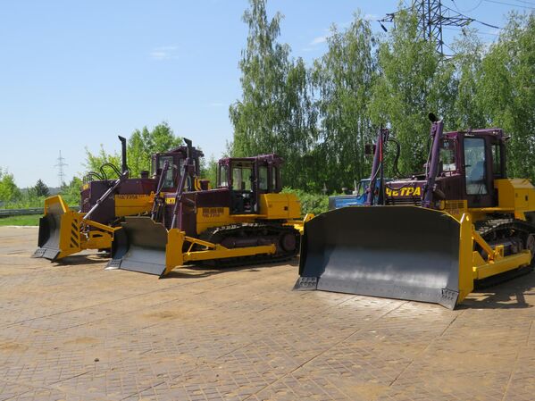 Tres modelos de topadoras fabricadas por Chetra. De izquierda a derecha: T25 media, T9 ligera y T11. - Sputnik Mundo