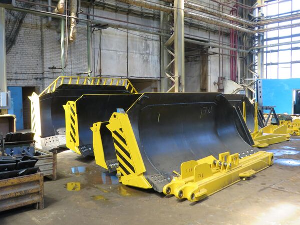 Unas hojas topadoras antes de su instalación en las máquinas correspondientes. - Sputnik Mundo