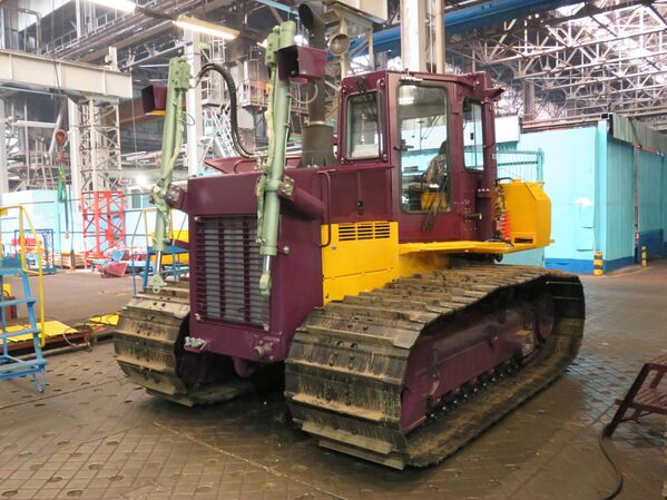 Un tractor Chetra con orugas anchas para terrenos pantanosos. - Sputnik Mundo