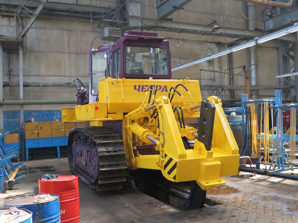 Una máquina se somete a un cambio de aceite en la fábrica de Chetra después de ser utilizada. - Sputnik Mundo