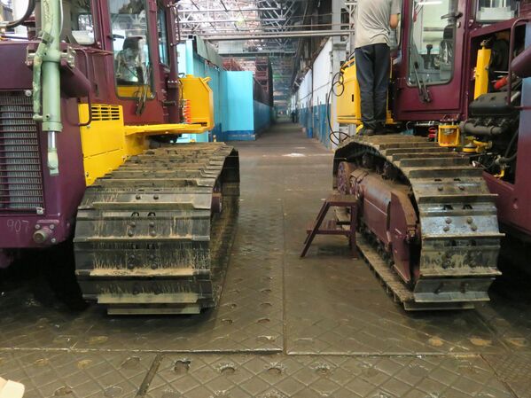 Las máquinas de Chetra pueden configurarse con dos opciones de oruga. A la izquierda, la oruga para pantano; a la derecha, la oruga estándar. - Sputnik Mundo