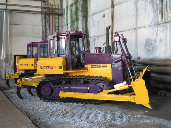 Unas excavadoras T9 aguardan en el patio de la compañía su envío a los compradores. - Sputnik Mundo