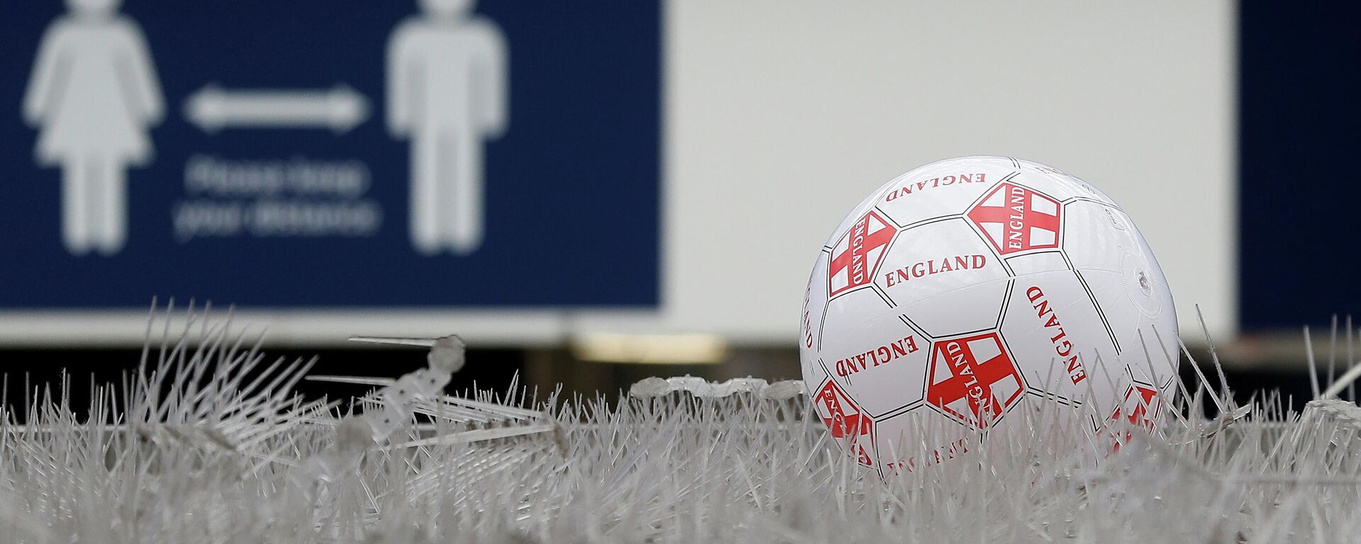 Una pelota cerca de la estación de Waterloo al día siguiente de la final de Eurocopa 2020 - Sputnik Mundo, 1920, 12.07.2021