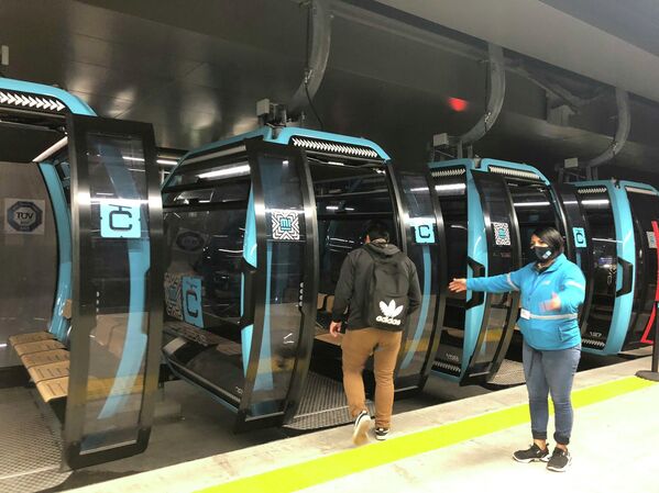 Un pasajero sube a una cabina del Cablebús. - Sputnik Mundo