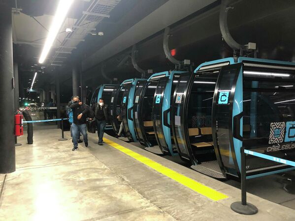 Unos pasajeros salen de un Cablebús tras un viaje en el sistema de transporte. - Sputnik Mundo